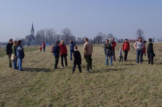 Setkání na poli. Plánovací schůzka kopřivnické KPZ na hospodářství Šelongových v březnu 2012. Foto Jiří Hrubý