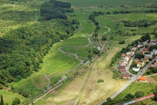 Revitalizace suchého poldru Čihadla obnovila přírodě blízká, meandrující koryta potoků v povodí Rokytky. Foto Michal Příhoda