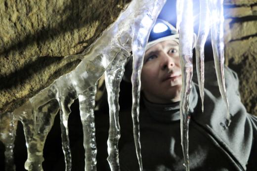 Ledové sluje skrývají zajímavě vytvarované krápníky. Odborníci se nyní snaží zmapovat jejich prostory pomocí laserového skeneru.