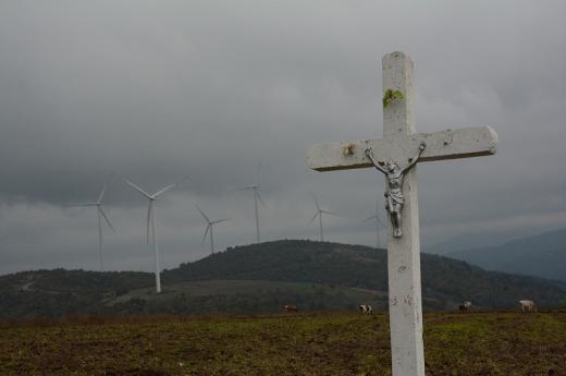 Křížky u cest vedoucích do vesnice tradičně posvěcují prostor mimo vesnici. Tento stavitelé elektráren bez povolení strhli a přemístili, jak se jim hodilo.