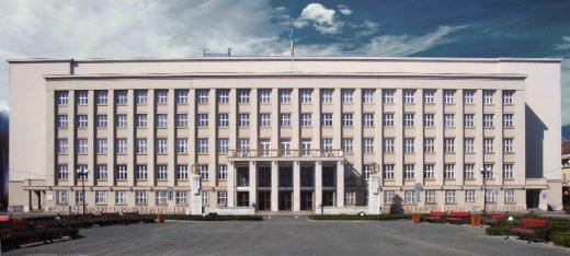 Budova zemského úřadu z roku 1934 je dodnes jedním z poznávacích znamení Užhorodu. Autorem návrhu byl František Krupka. 