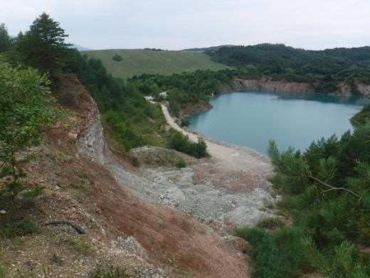 Jezero v lomu Skrabské. 