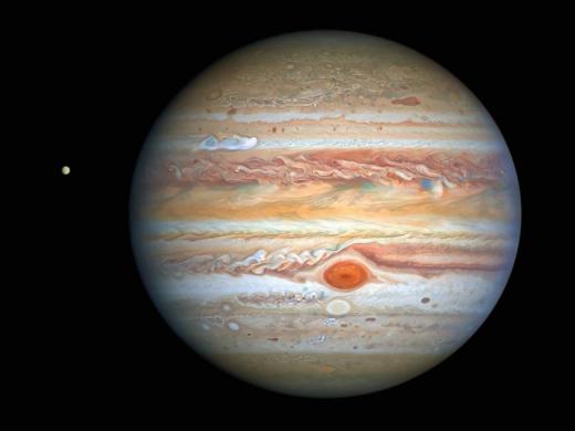 Tento nejnovější snímek Jupitera, pořízený Hubbleovým vesmírným teleskopem NASA/ESA dne 25. srpna 2020, byl zachycen, když byla planeta 653 milionů kilometrů od Země. Na novém snímku je také Jupiterův ledový měsíc Europa. 