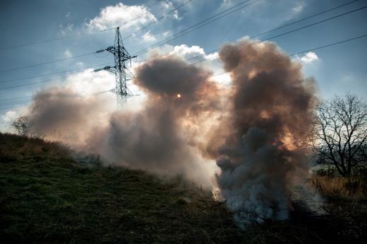 Oheň při údržbě chráněných území – velký dým by však neměl být častým jevem. Šikovní „paliči“ umí založit oheň s minimem kouře jen za pomoci sirek, starých novin a pár suchých třísek. 