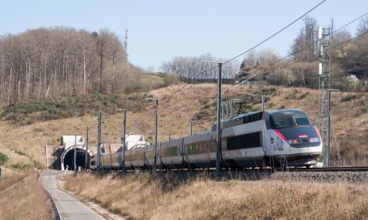 Tunelové úseky snižují dopady VRT na fragmentaci krajiny. Francouzská LGV Est poblíž města Saverne. 